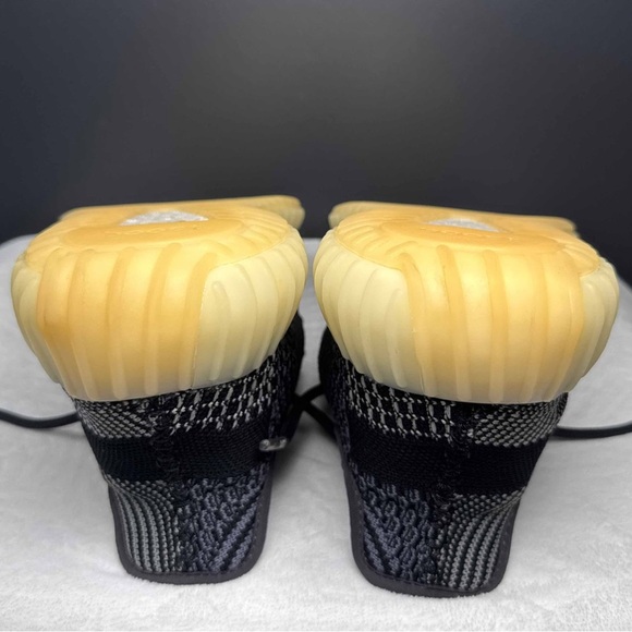 Yeezy Boost 350 V2 'Carbon' – Size 11 - Picture 7 of 10